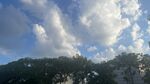 藍(lán)天白云下的巍峨山峰