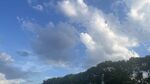 藍(lán)天白云下的山巒美景