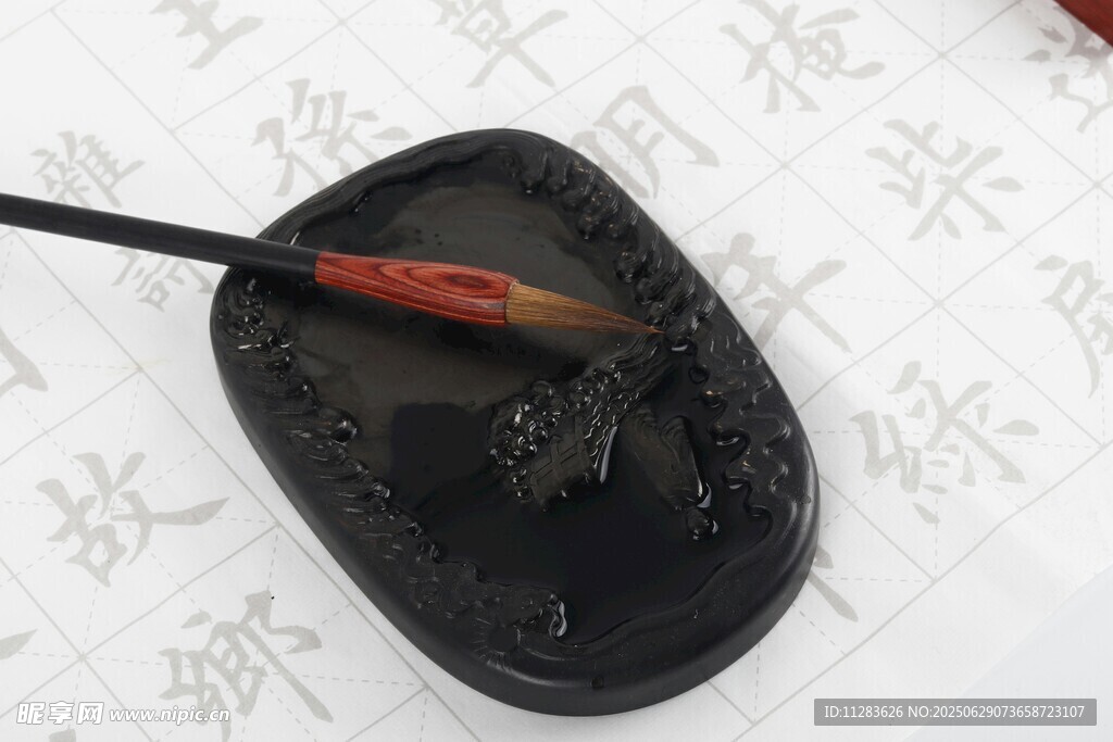 毛筆蘸墨于硯臺