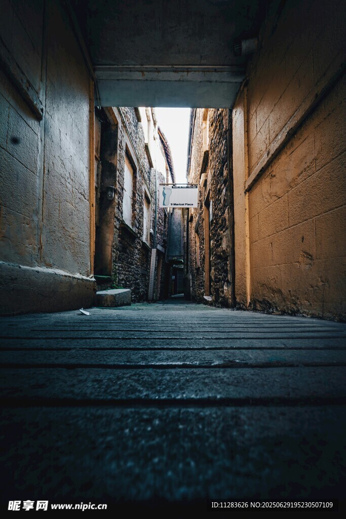 昏暗小巷的深邃景象