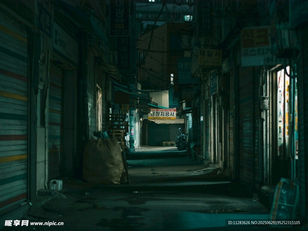 廢棄昏暗走廊的破敗景象