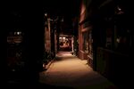 昏暗小巷中的靜謐夜景