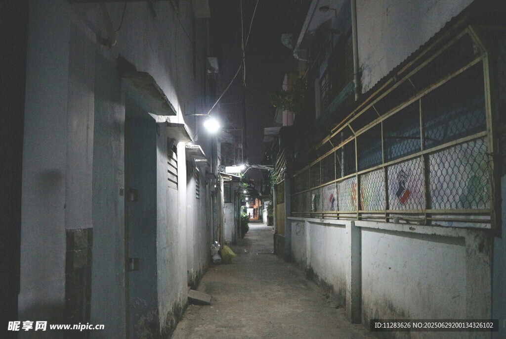 昏暗小巷夜景