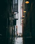 雨后窄巷的靜謐燈光