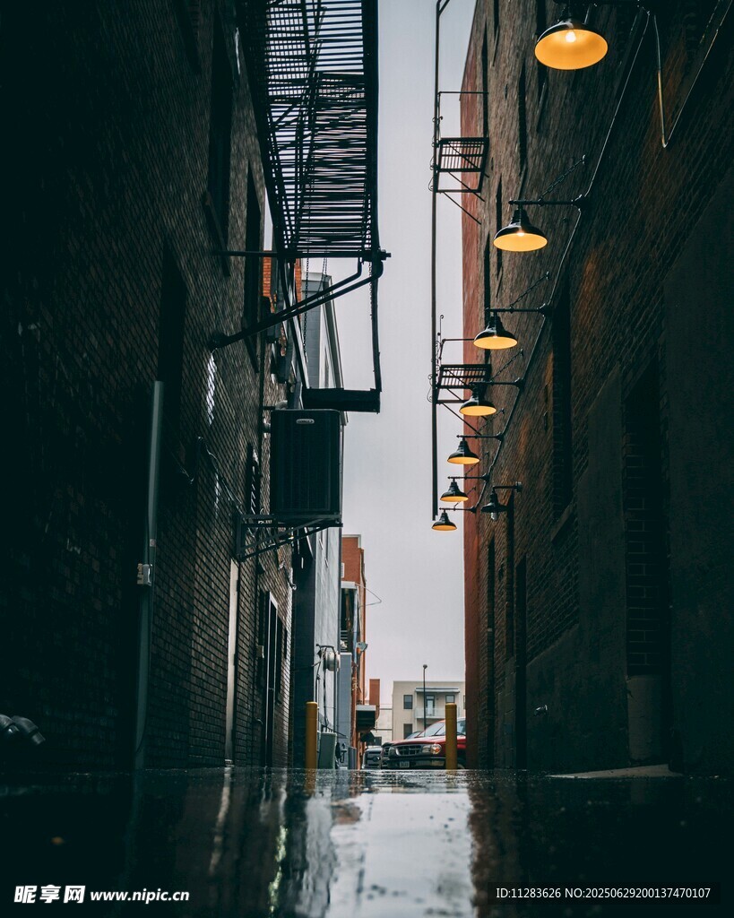 雨后窄巷的靜謐燈光