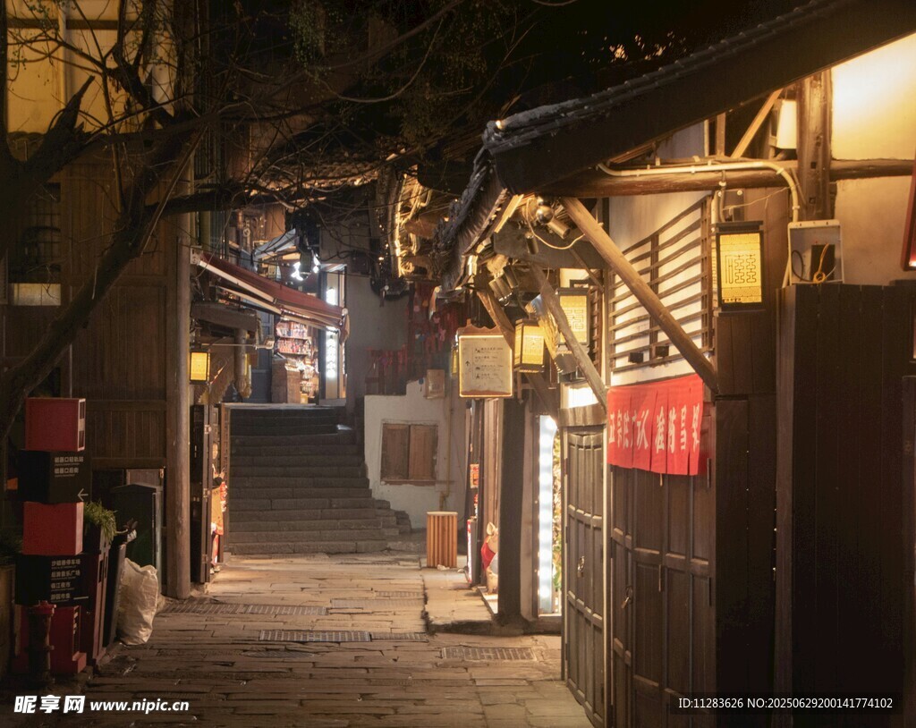 夜晚靜謐小巷街景