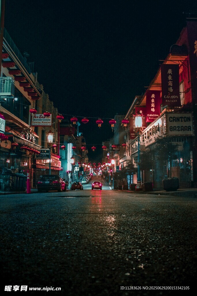 夜晚繁華街道夜景