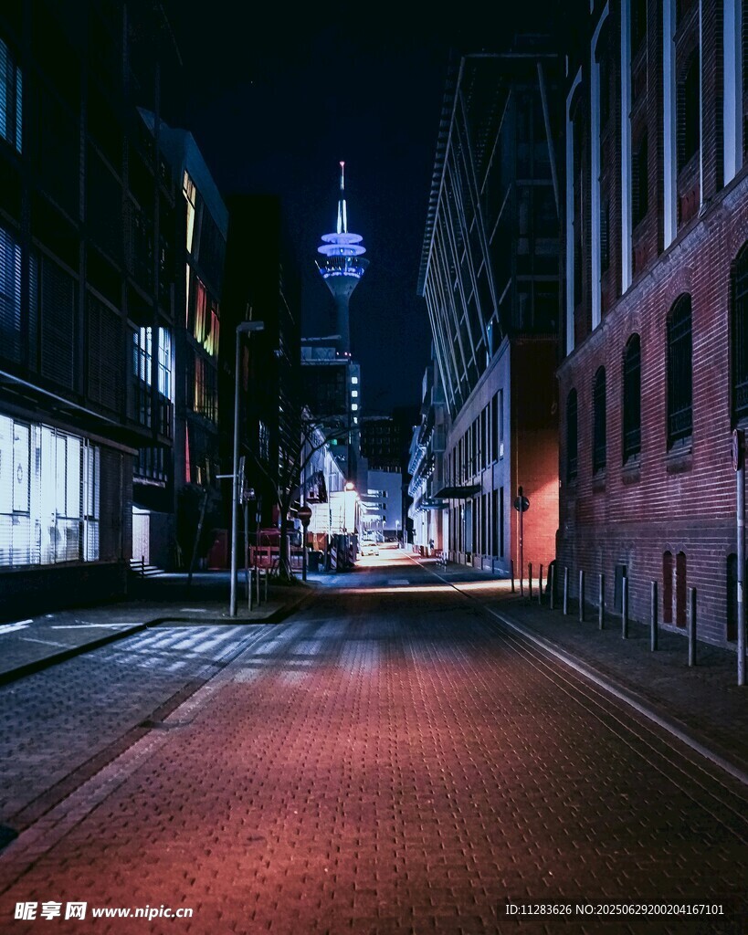 夜晚靜謐的城市街道