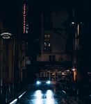 雨夜街頭的靜謐光影