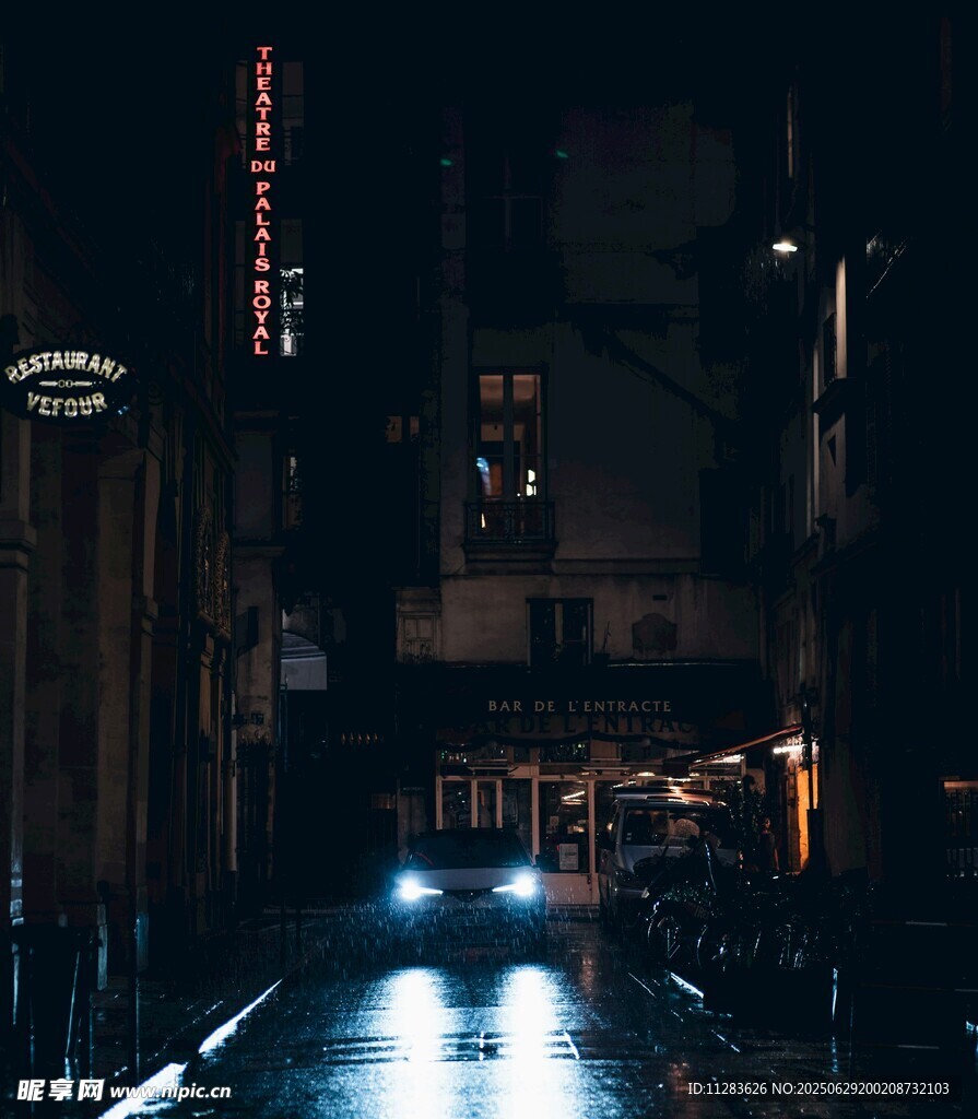 雨夜街頭的靜謐光影