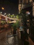 夜晚街邊的浪漫露天餐廳