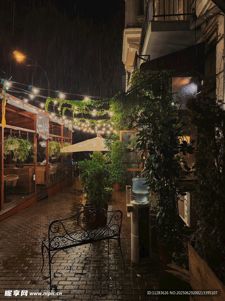 夜晚街邊的浪漫露天餐廳