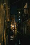 雨夜中的靜謐小巷