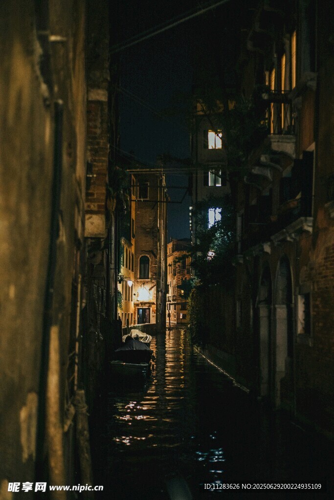 雨夜中的靜謐小巷