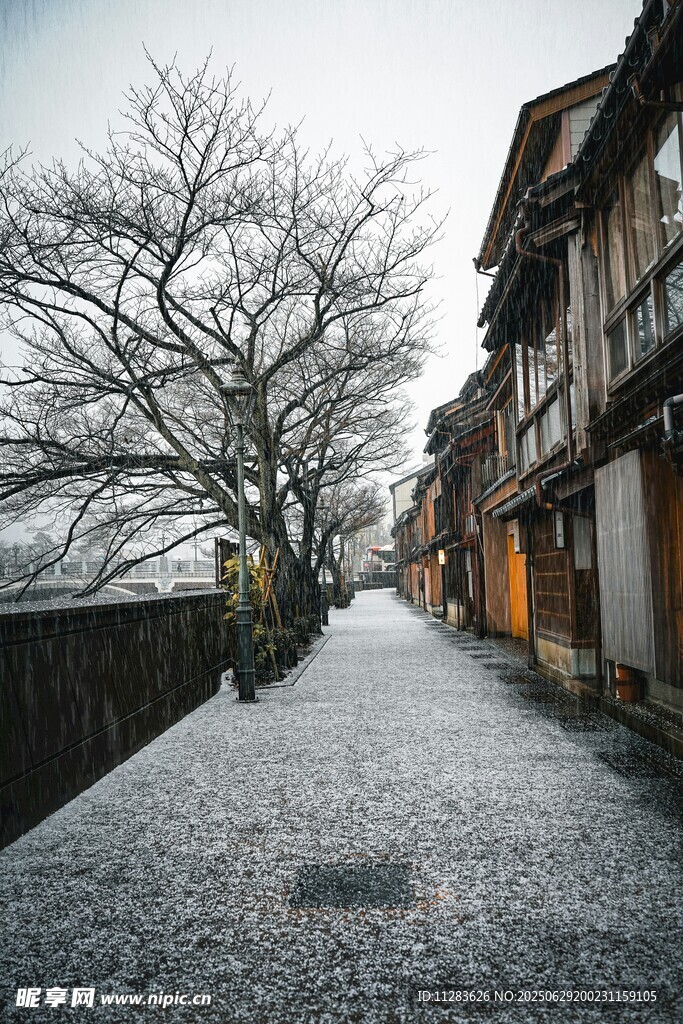 雪覆古巷