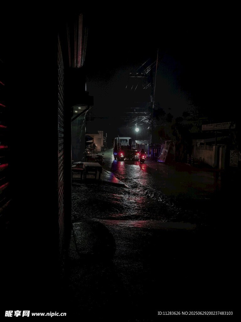雨夜街頭的朦朧景象