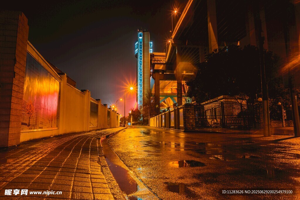 雨夜街道的靜謐光影