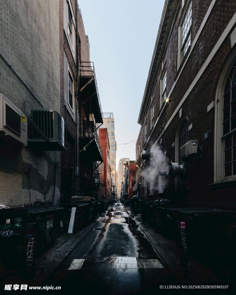 狹窄城市小巷景象