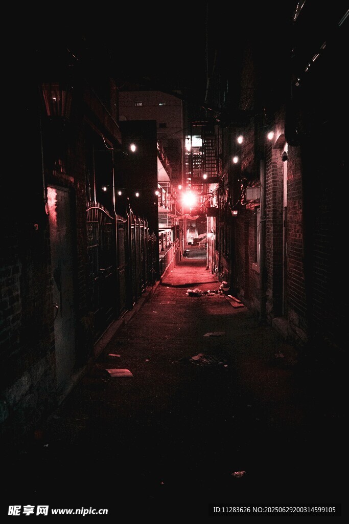 昏暗小巷中的暖紅燈光