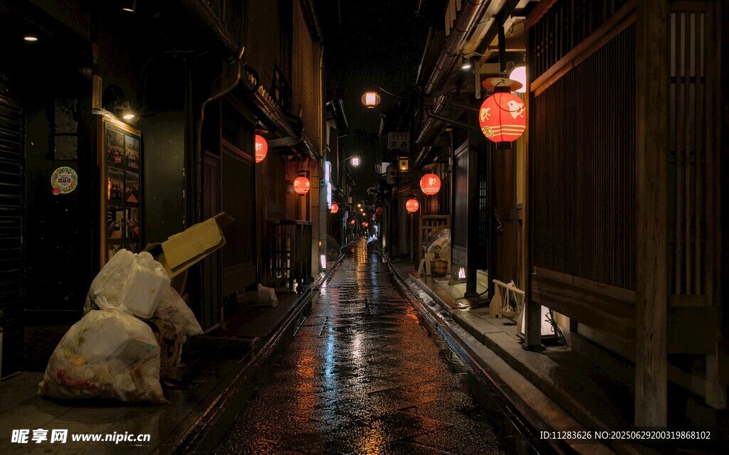 夜巷中的日式風(fēng)情街景