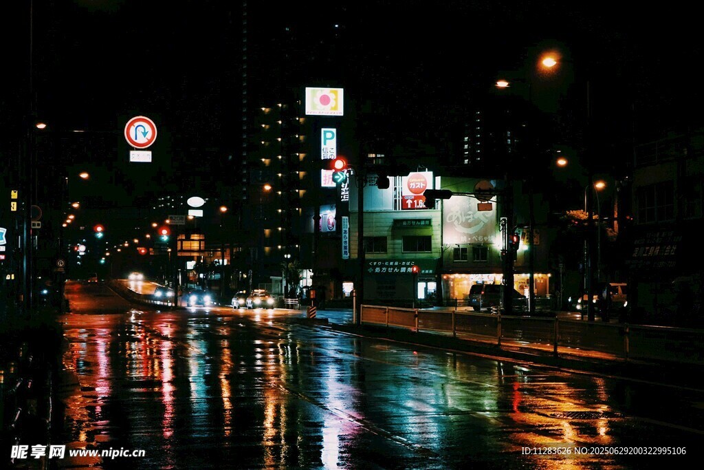 雨夜城市街道霓虹倒影