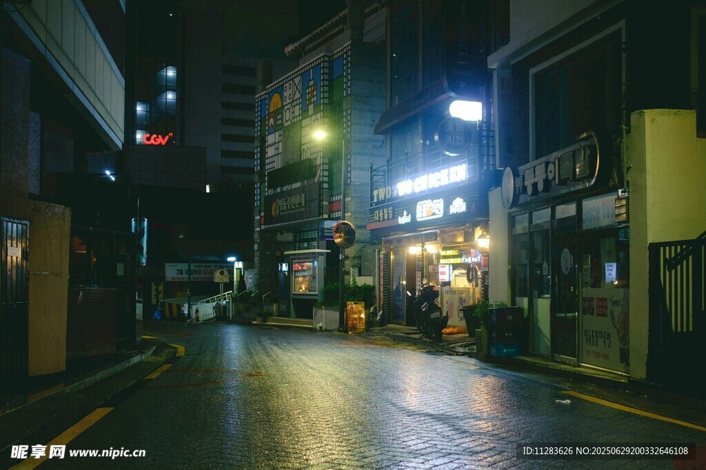 夜晚靜謐的城市街道一角