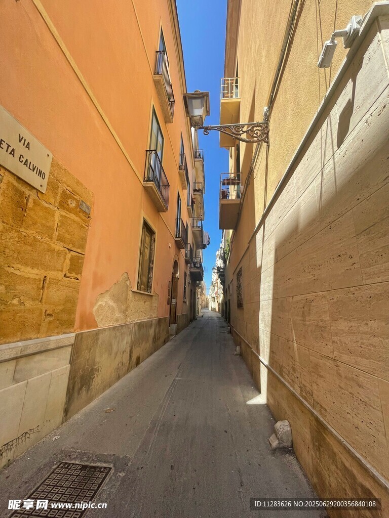 狹窄小巷的靜謐景致