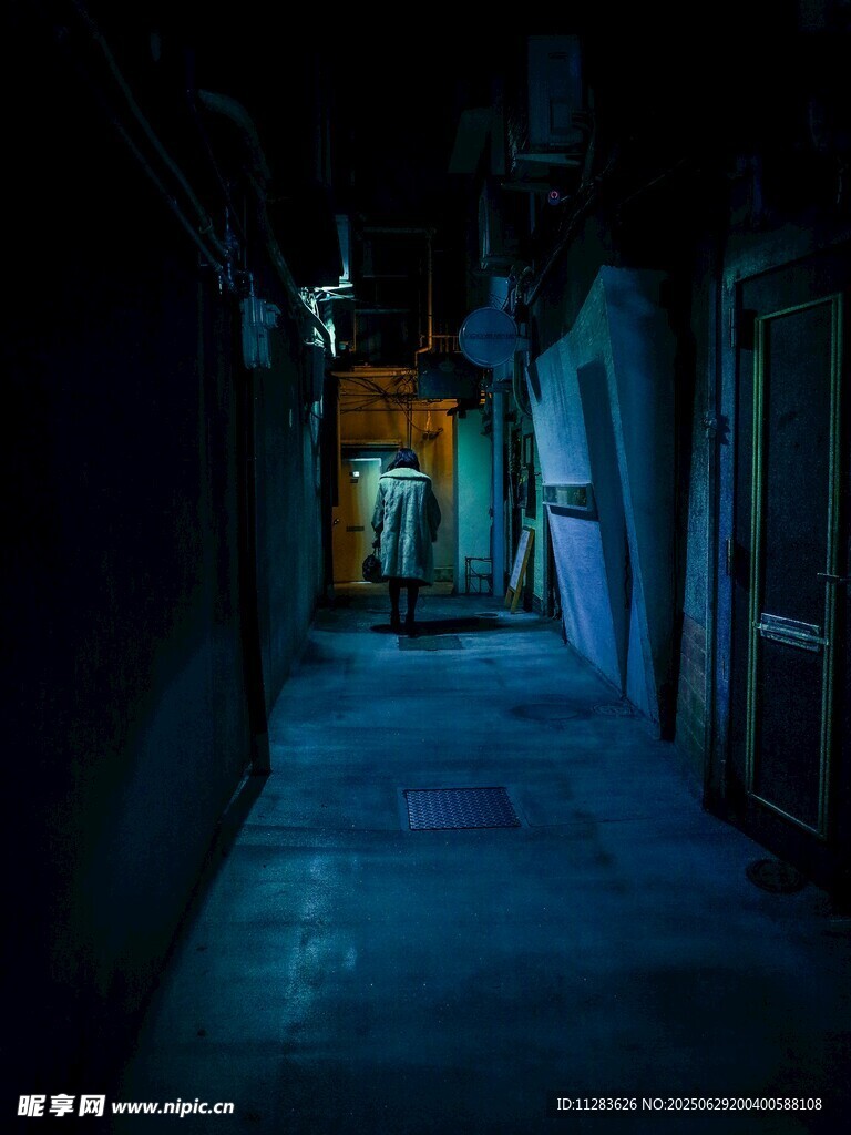 幽暗中的靜謐小巷