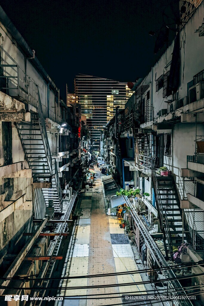 夜晚中的居民樓小巷