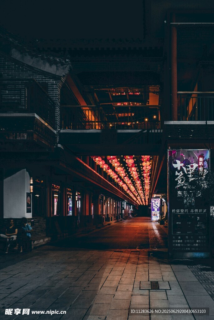 夜晚古巷的暖光景致