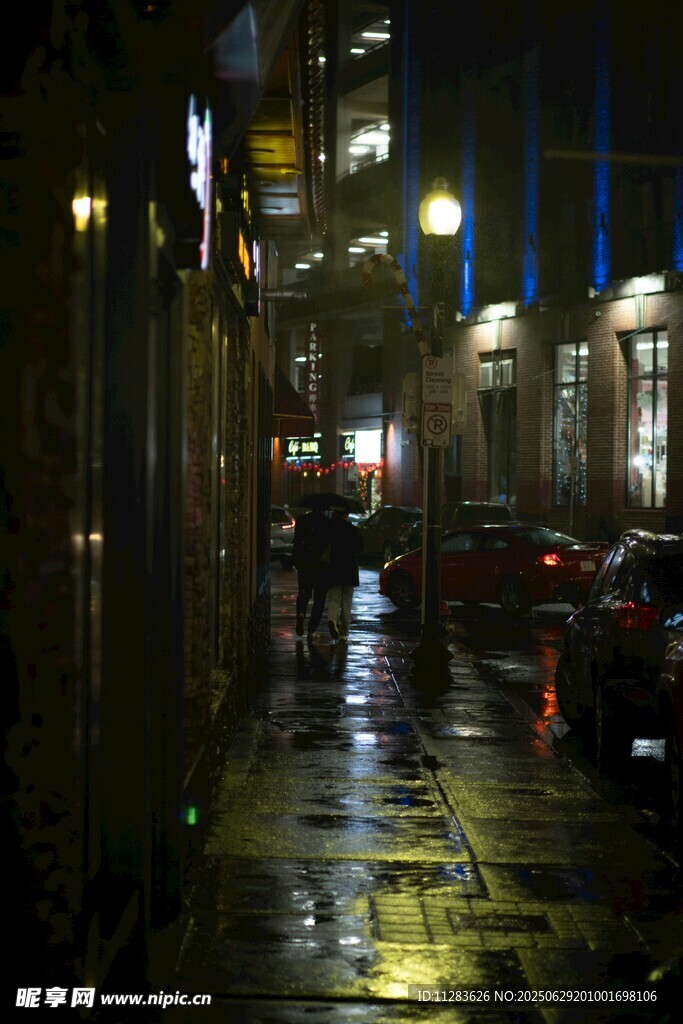 雨夜城市街道濕漉漉景象