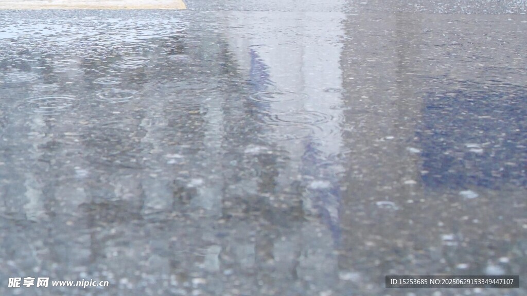 窗外飄雪景象