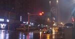 雨夜城市街道的朦朧景象