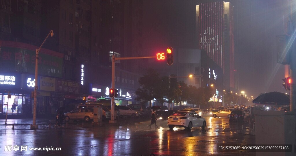 雨夜城市街道的朦朧景象