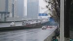 城市雨天道路車流景象