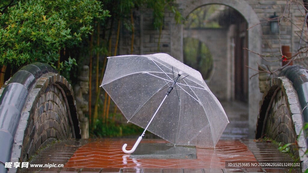 雨中孤傘立于古樸小徑