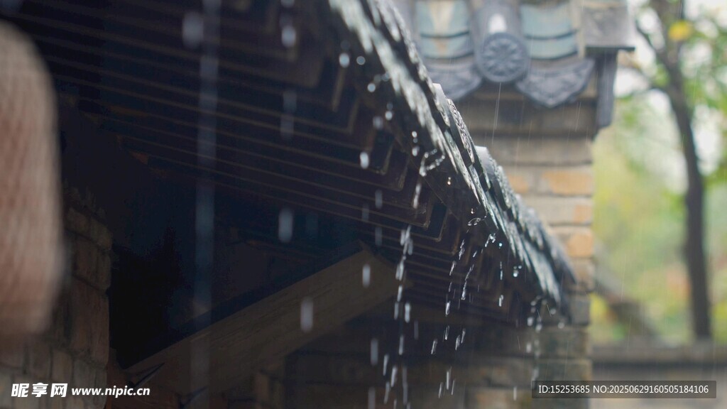 屋檐雨滴落