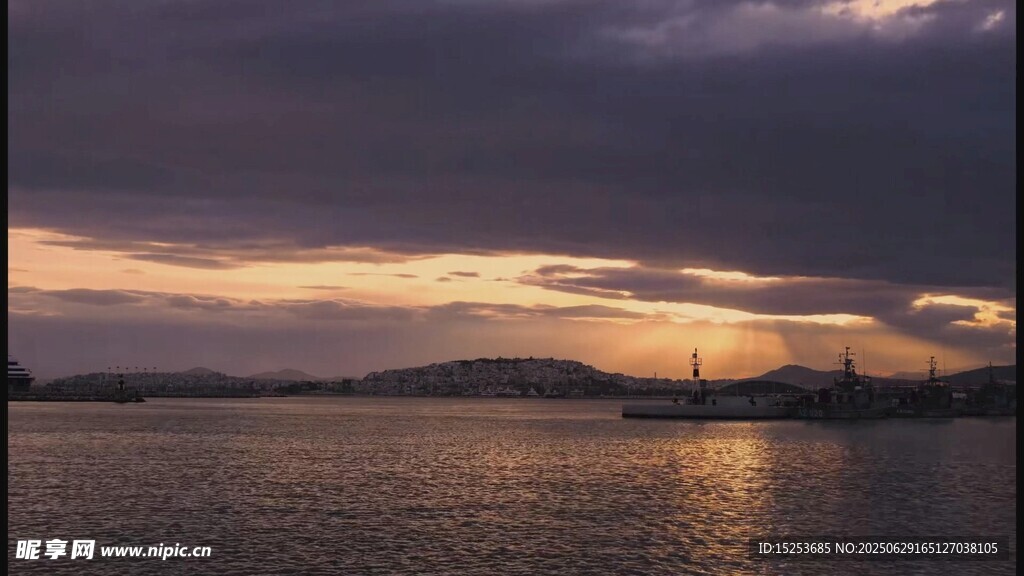 黃昏下的寧靜海面