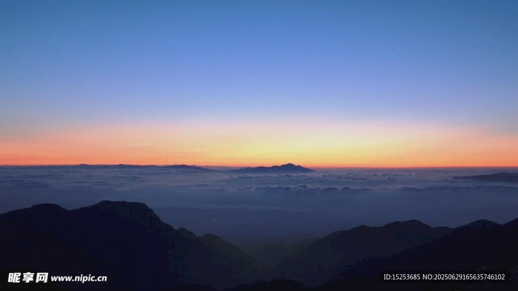 山間日出云海壯麗景觀