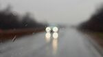 雨中行車的模糊道路景象