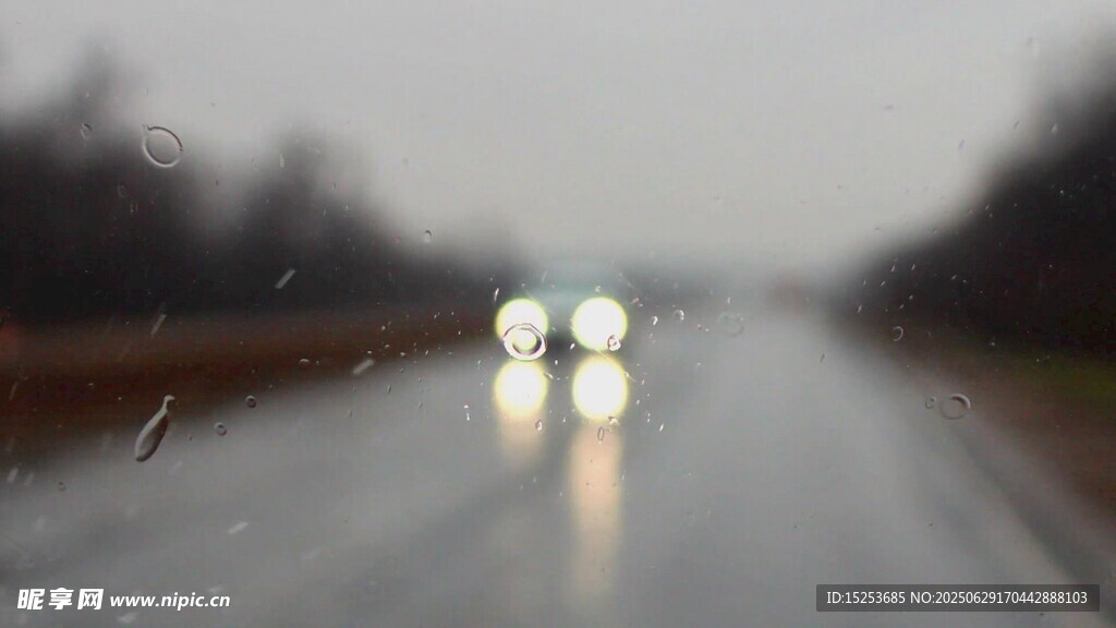 雨中行車的模糊道路景象