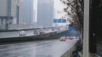 城市河畔船只與高樓景象
