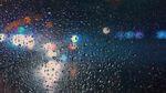 雨夜車窗上的斑斕光影