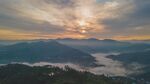 山間晨霧中的壯麗日出