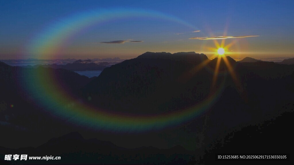 山間日出幻彩光暈美景