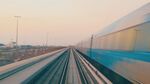 鐵軌延伸向遠方的列車