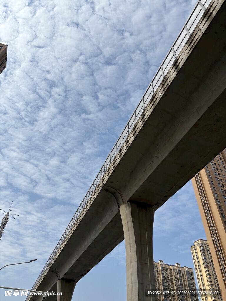 城市高架橋與藍天白云