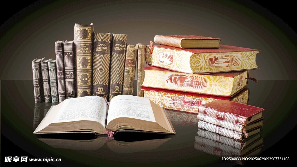 堆疊的書籍與翻開的書本