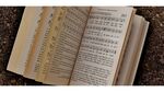 翻開(kāi)的古老書(shū)籍