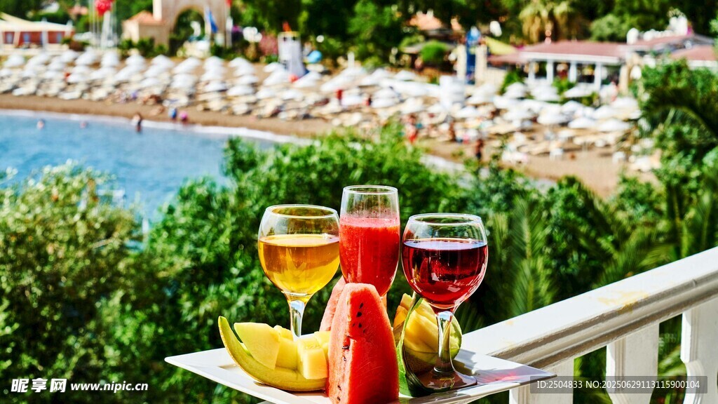 陽臺(tái)海景配美味飲品